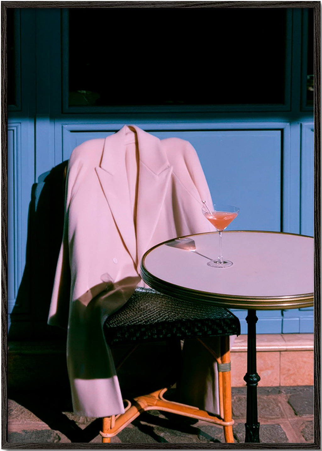 Fotografi lyserød jakke og cocktail på terrasse