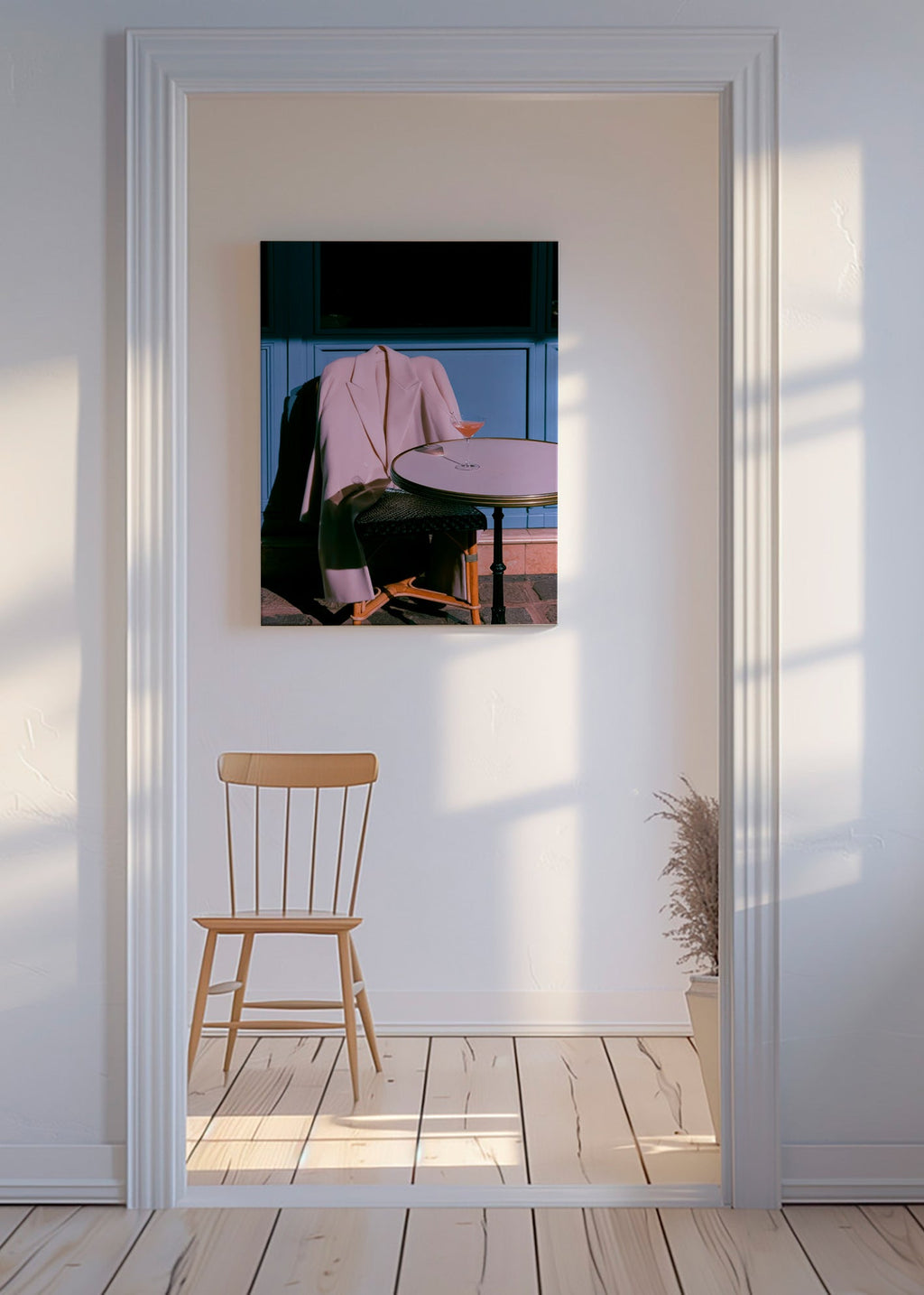 Fotografi lyserød jakke og cocktail på terrasse
