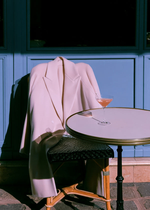 Fotografi lyserød jakke og cocktail på terrasse