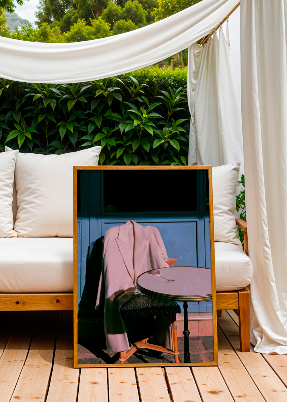 Fotografi lyserød jakke og cocktail på terrasse