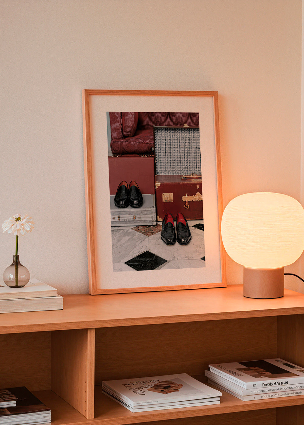 Rejseplakat med vintage-kufferter og polerede loafers