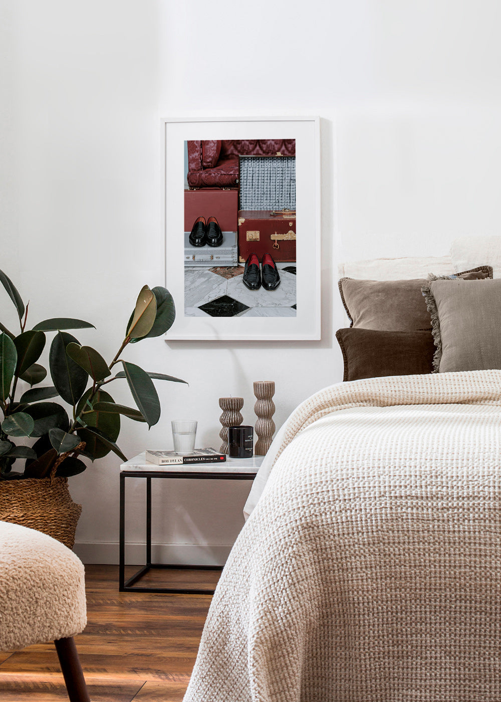 Rejseplakat med vintage-kufferter og polerede loafers