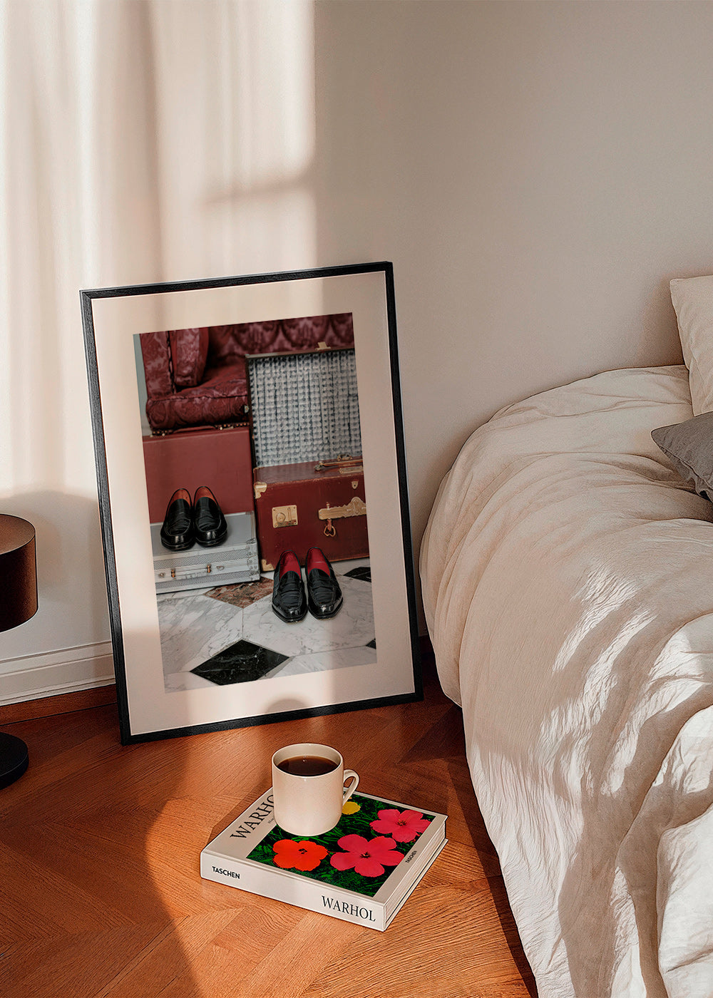 Rejseplakat med vintage-kufferter og polerede loafers