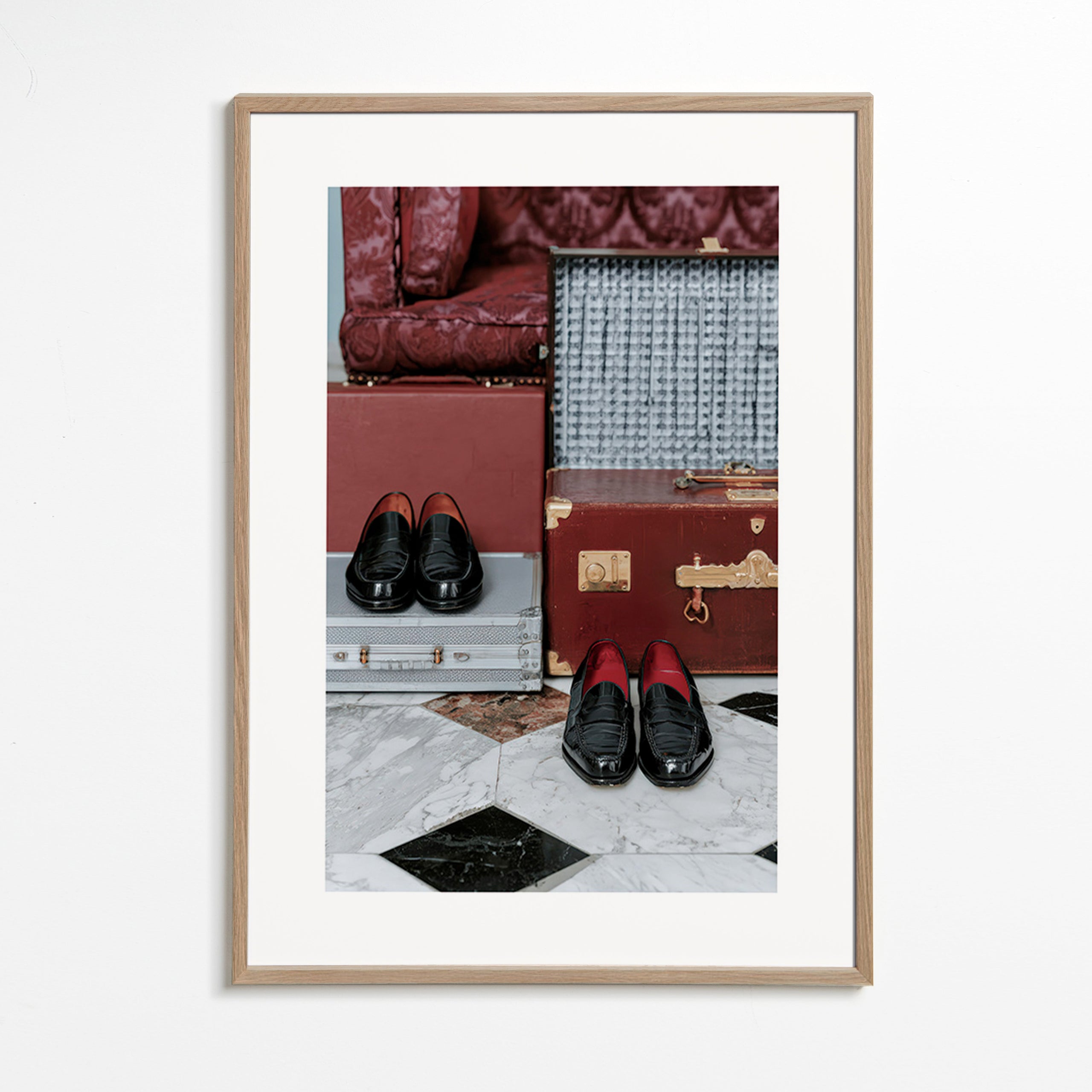 Rejseplakat med vintage-kufferter og polerede loafers