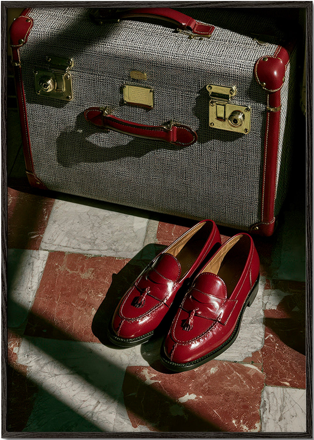 Rejsefotografi med vintage-kuffert og røde loafers