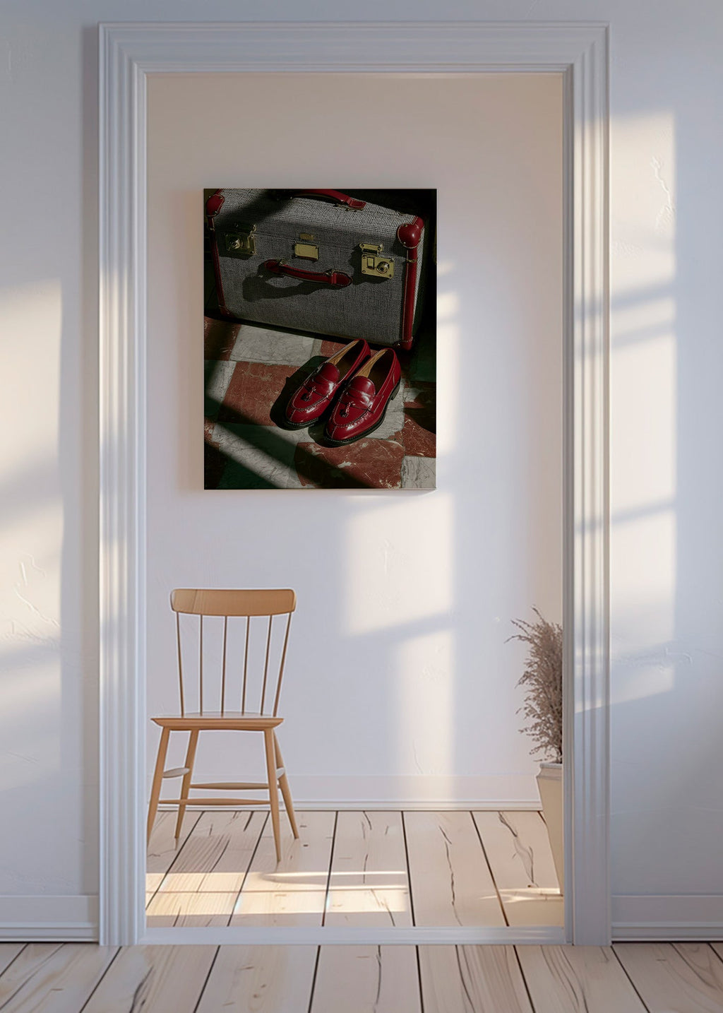 Rejsefotografi med vintage-kuffert og røde loafers