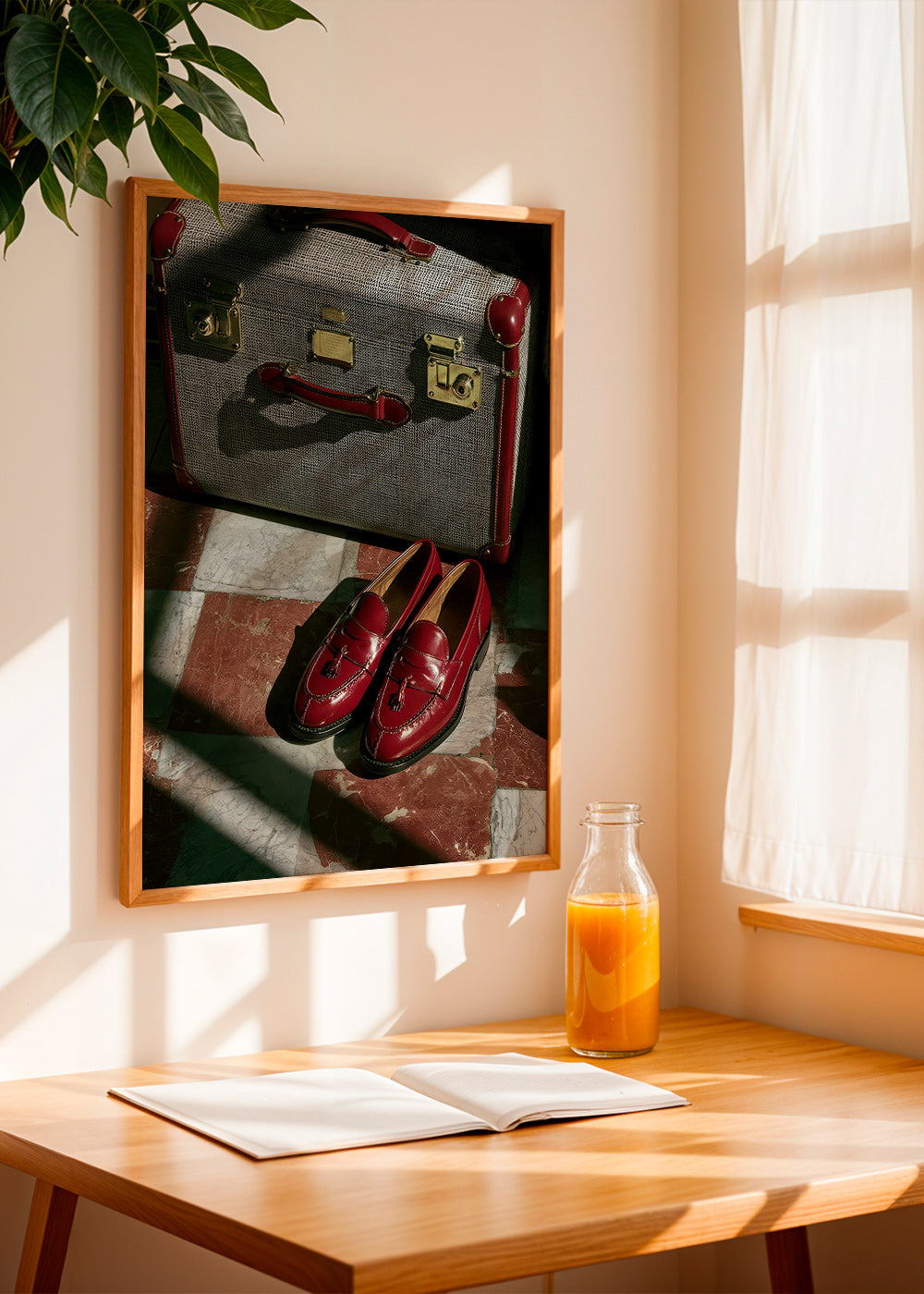 Rejsefotografi med vintage-kuffert og røde loafers