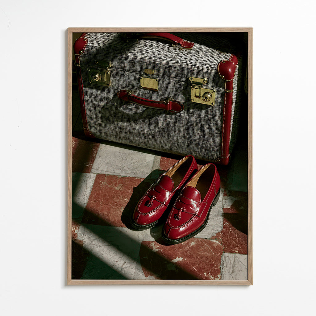 Rejsefotografi med vintage-kuffert og røde loafers