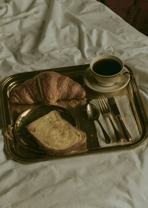 Køkkenkunst med morgenmad på bakke