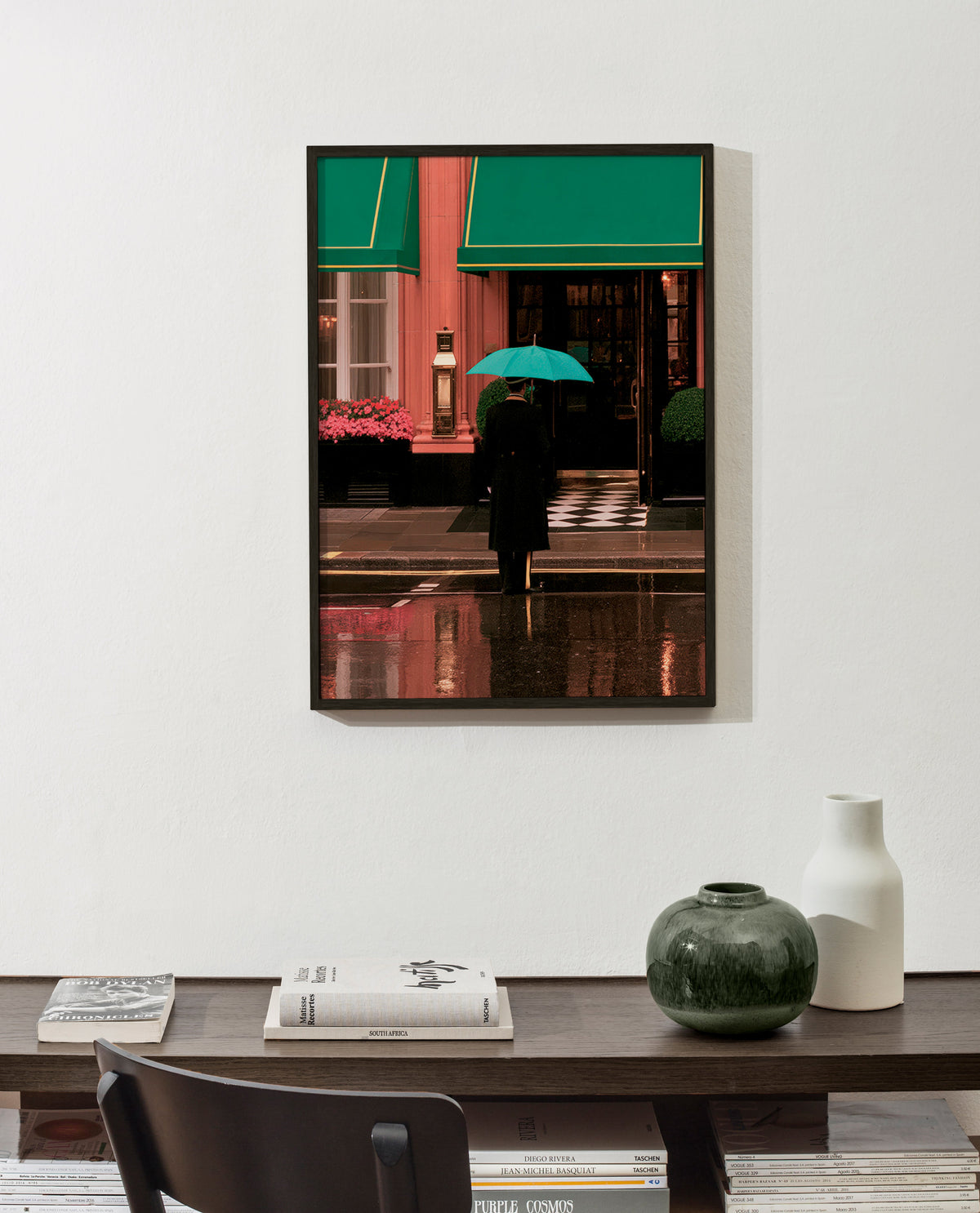 Byfotografi: figur med paraply og refleksioner