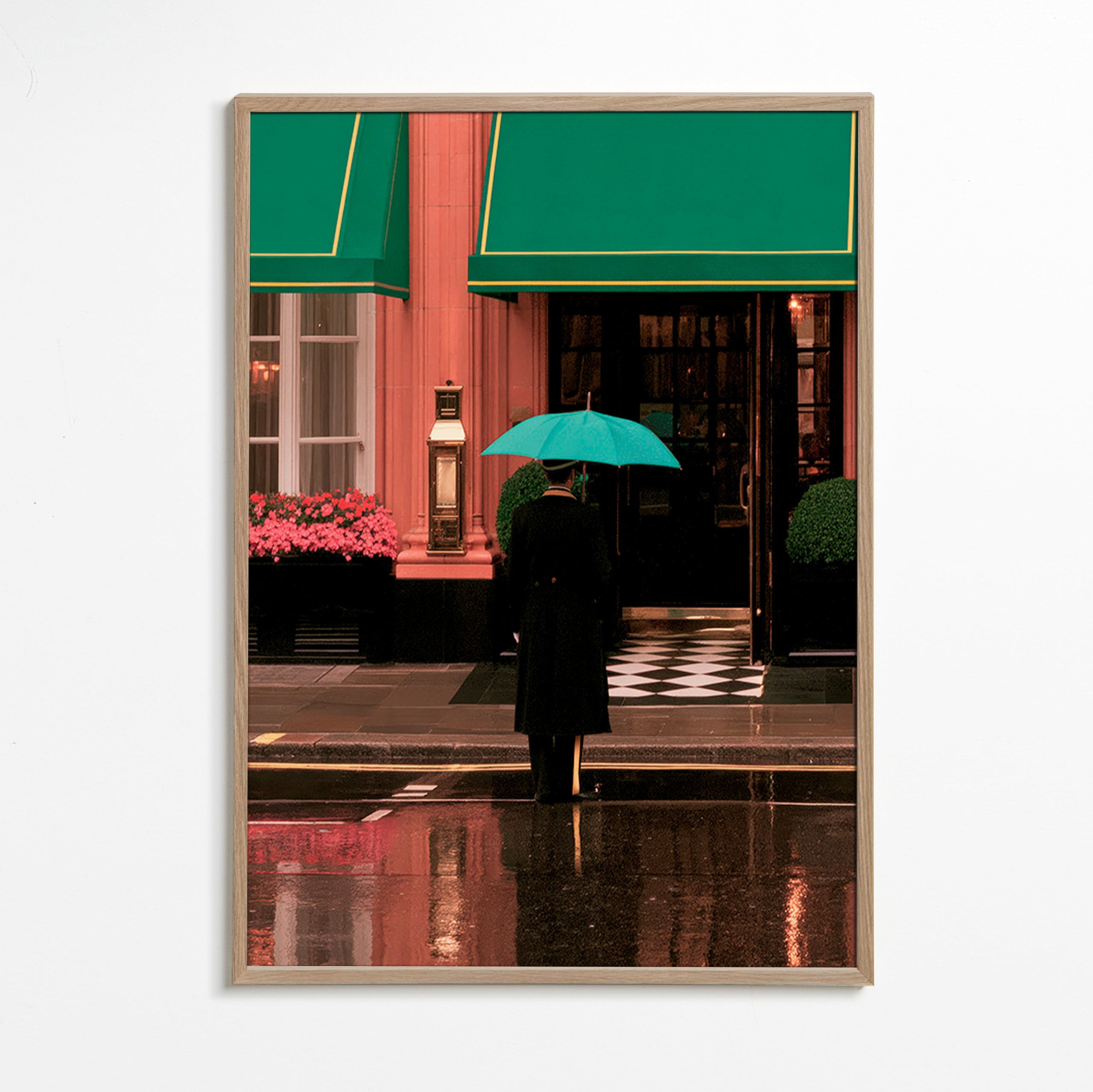 Byfotografi: figur med paraply og refleksioner