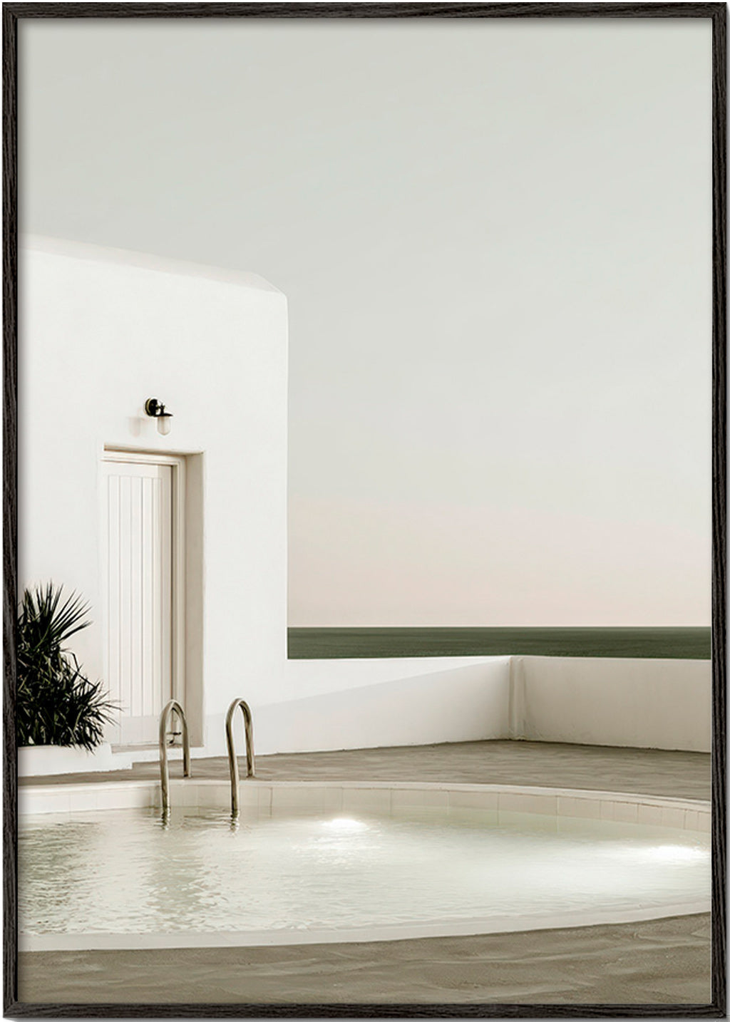 Fotografi af minimalistisk pool og hvid arkitektur
