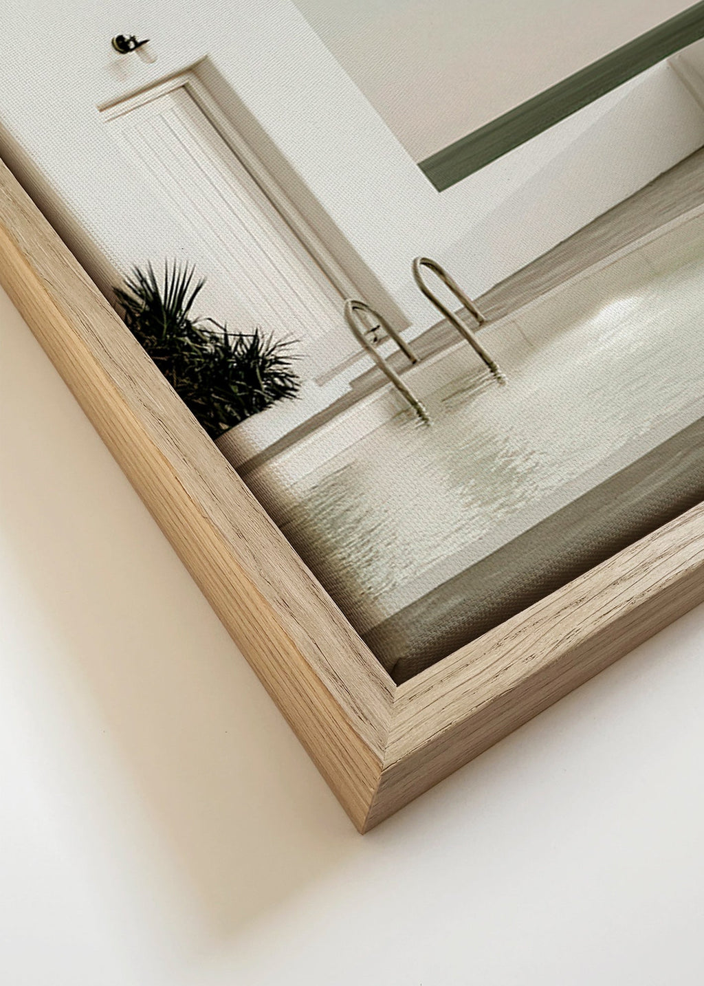 Fotografi af minimalistisk pool og hvid arkitektur