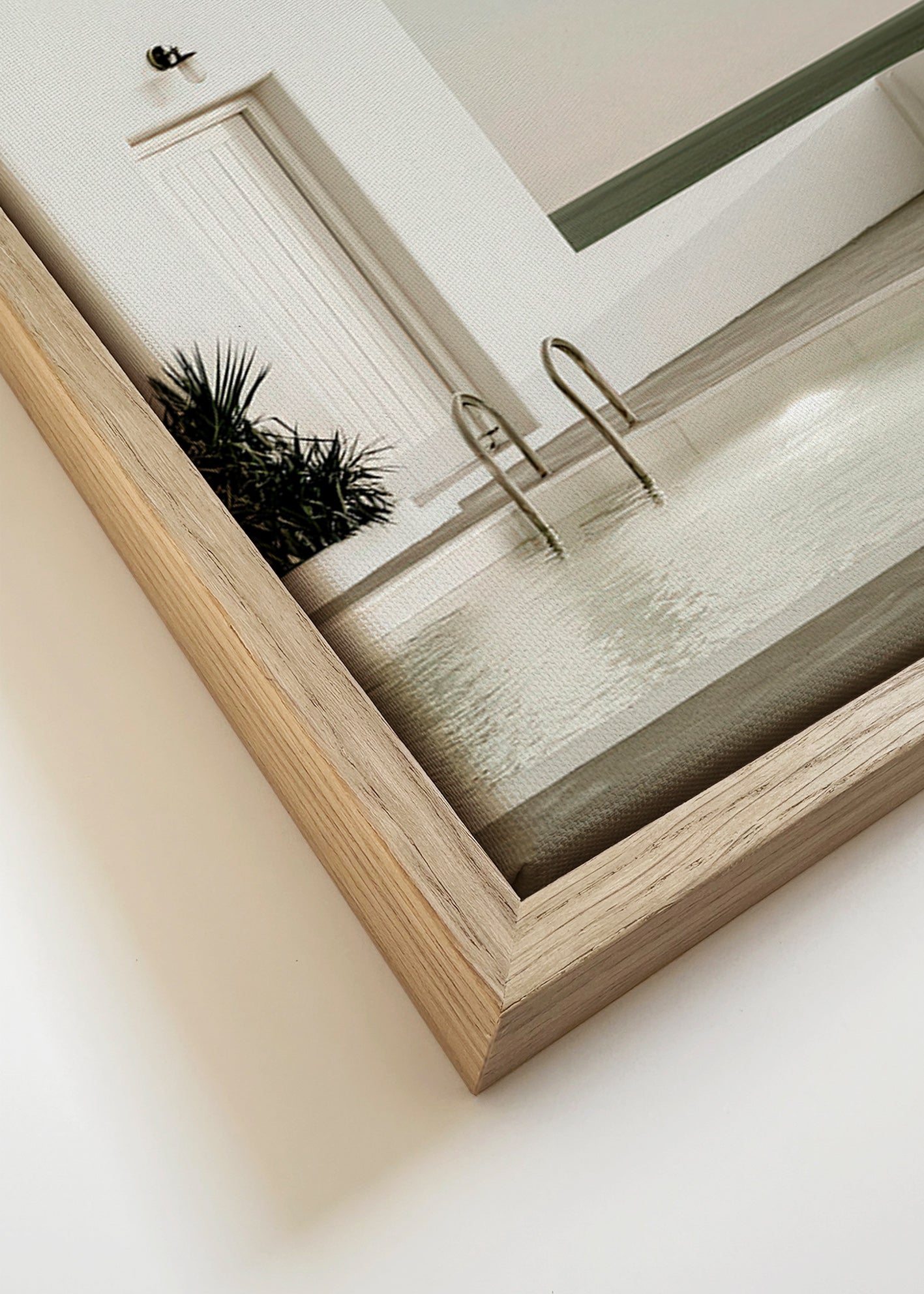 Fotografi af minimalistisk pool og hvid arkitektur