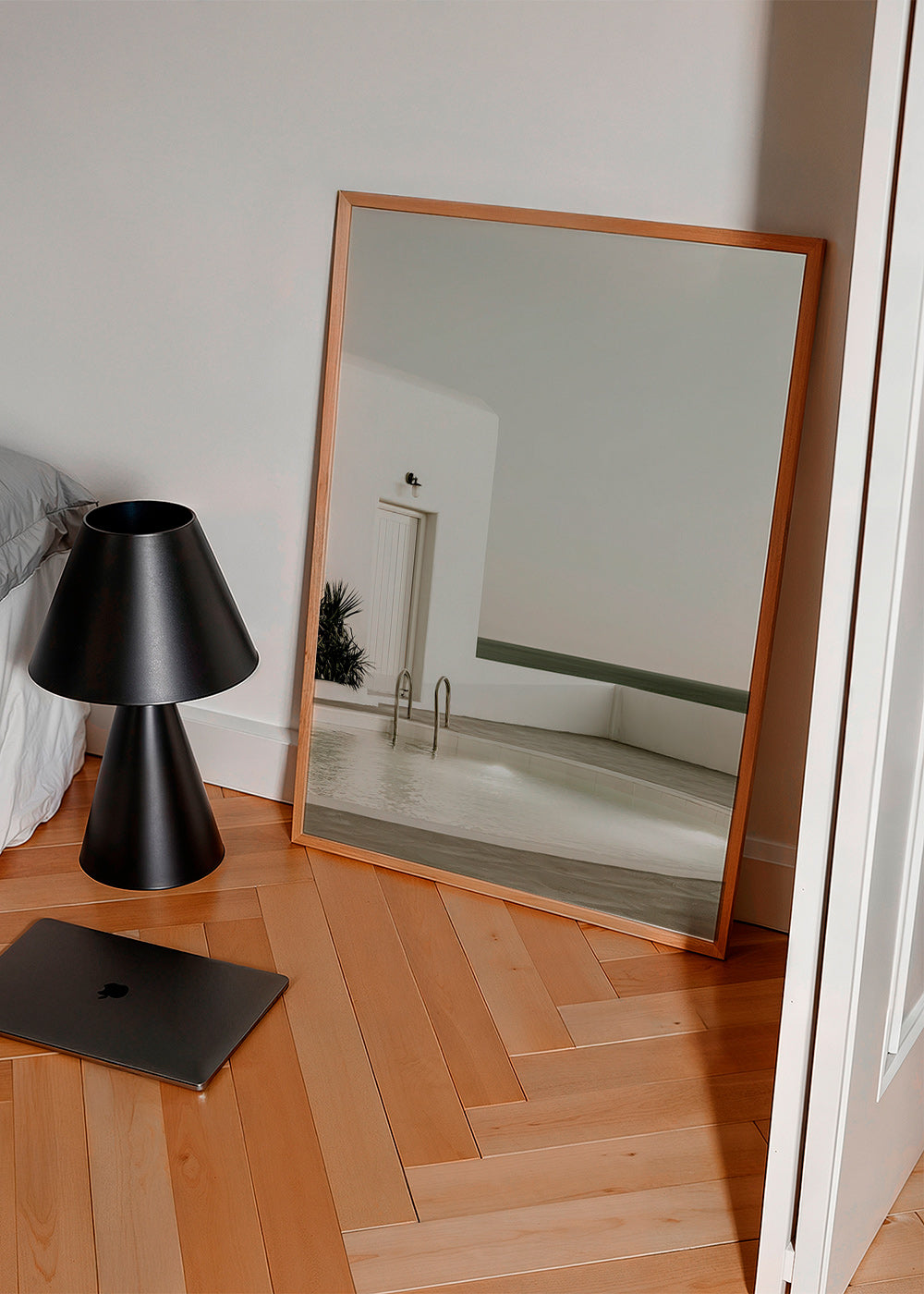 Fotografi af minimalistisk pool og hvid arkitektur