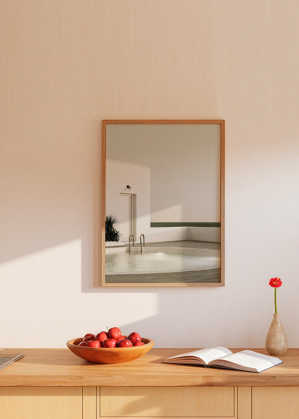 Fotografi af minimalistisk pool og hvid arkitektur