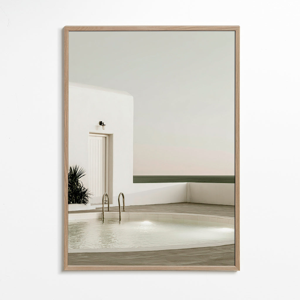 Fotografi af minimalistisk pool og hvid arkitektur