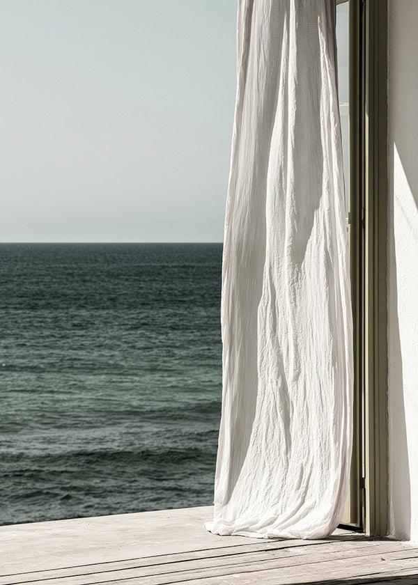 Landskabstavle med gardin ved havet