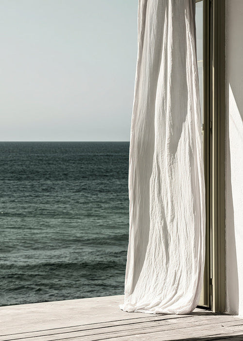 Landskabstavle med gardin ved havet