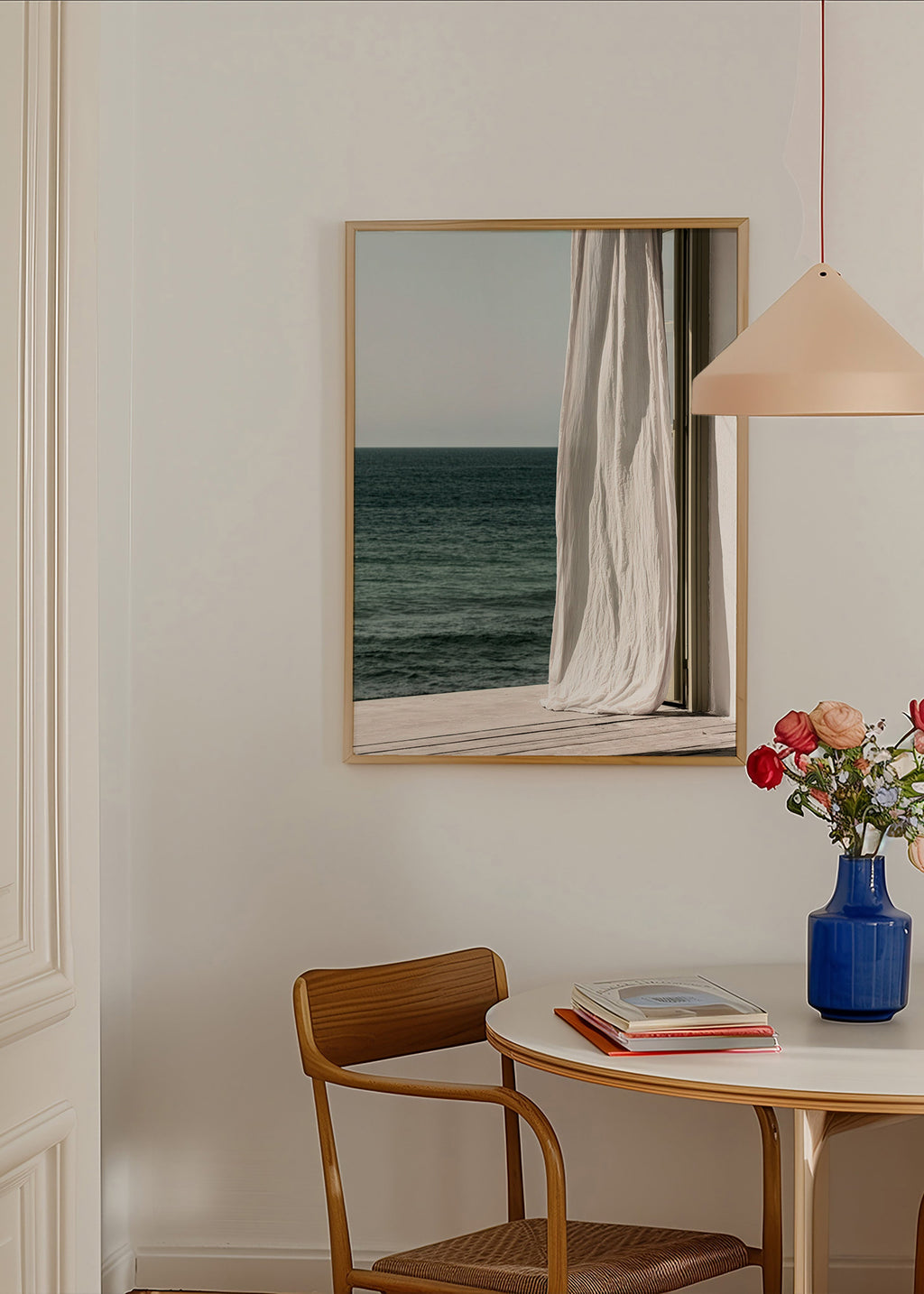 Landskabstavle med gardin ved havet
