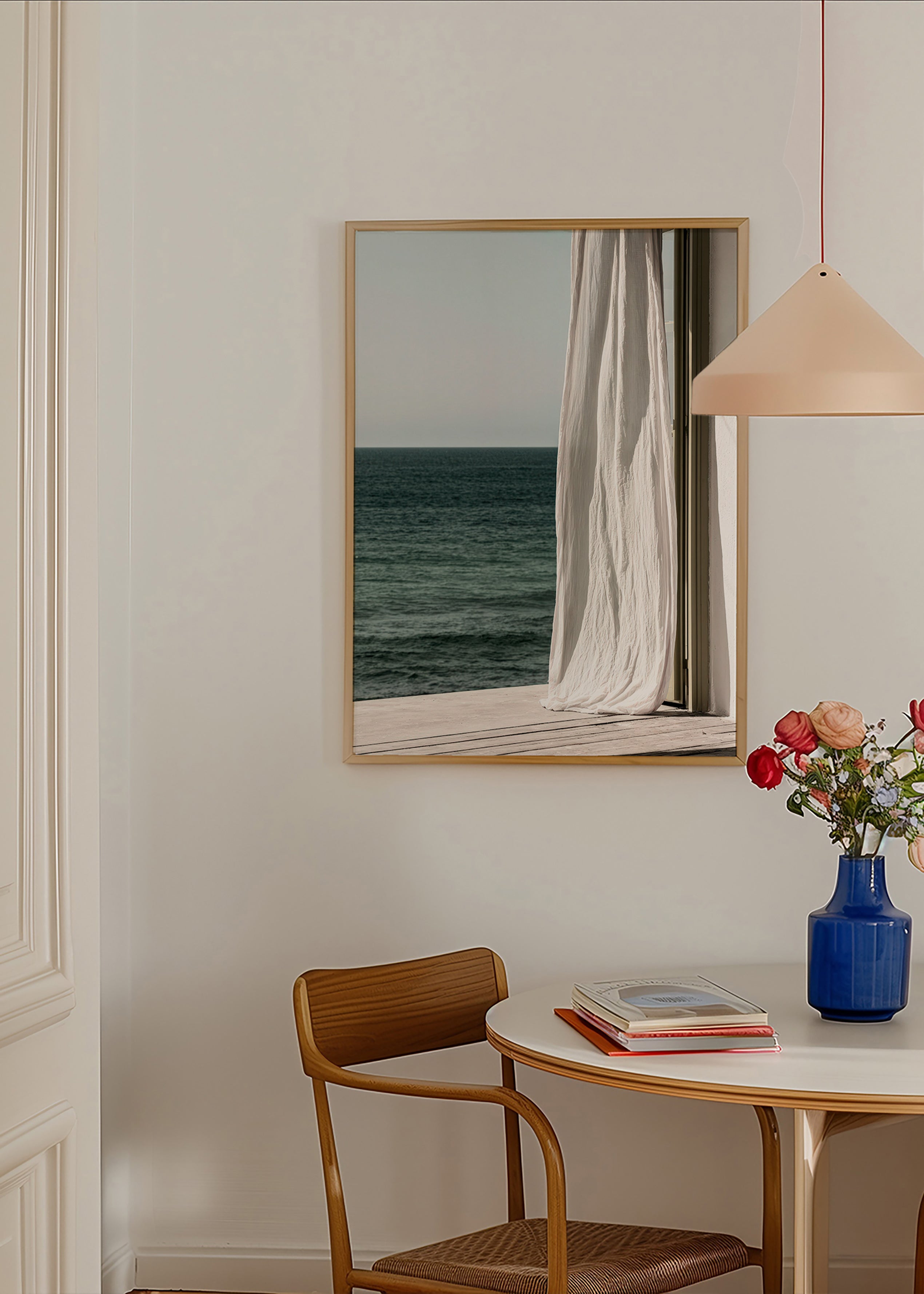 Landskabstavle med gardin ved havet