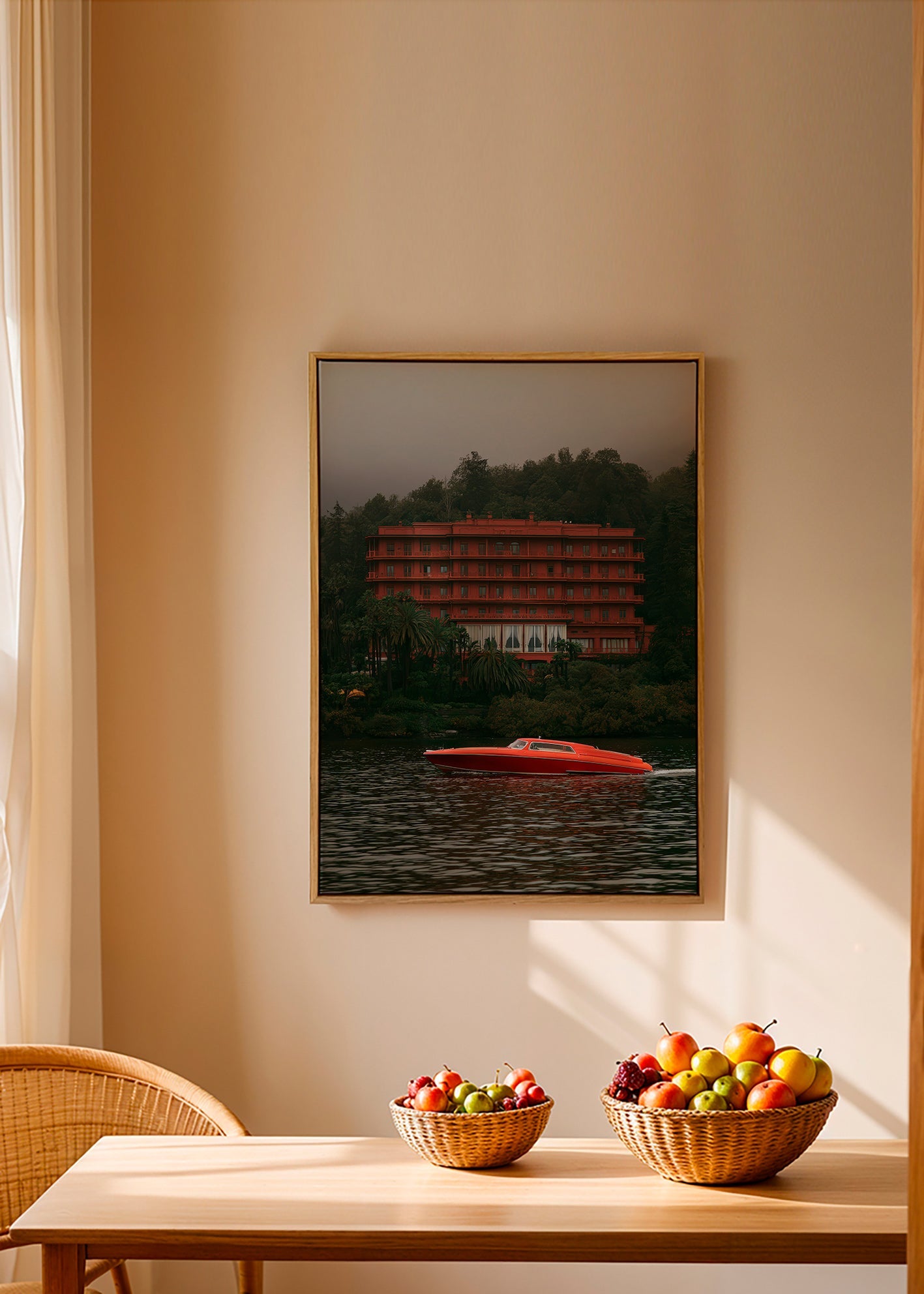 Landskabsbillede med rødt hotel og speedbåd