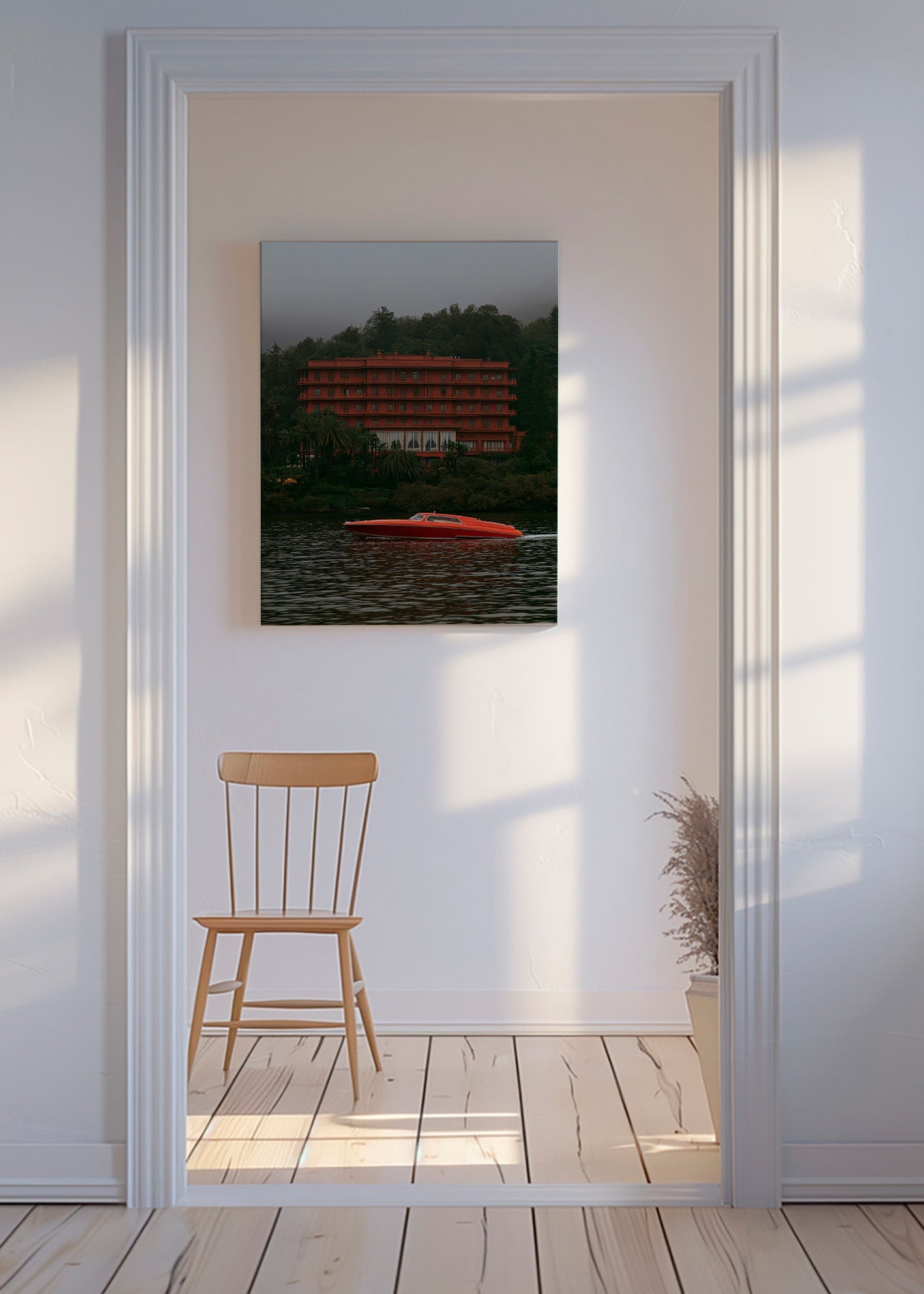 Landskabsbillede med rødt hotel og speedbåd