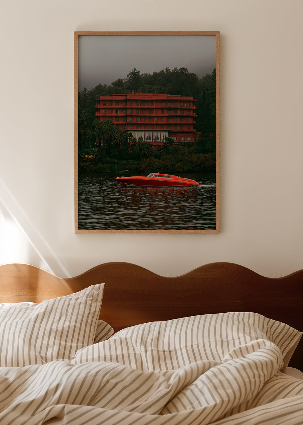 Landskabsbillede med rødt hotel og speedbåd