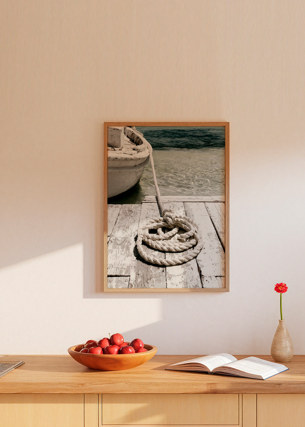 Fotografi af kaj med tov i forgrunden