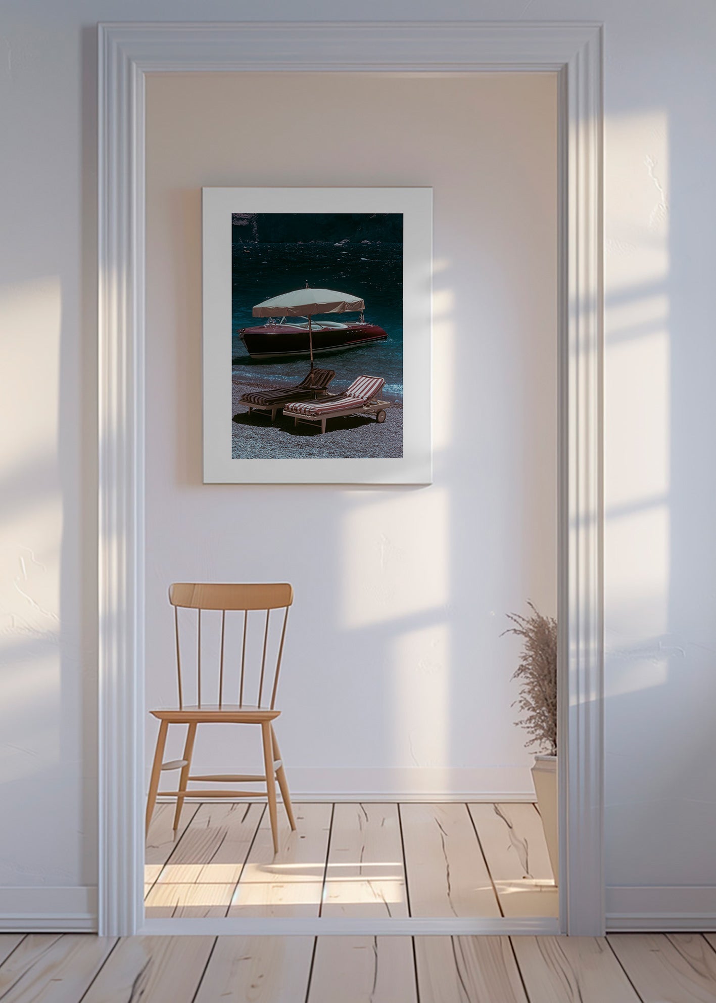 Landskabsbillede med klassisk båd og liggestole ved bredden