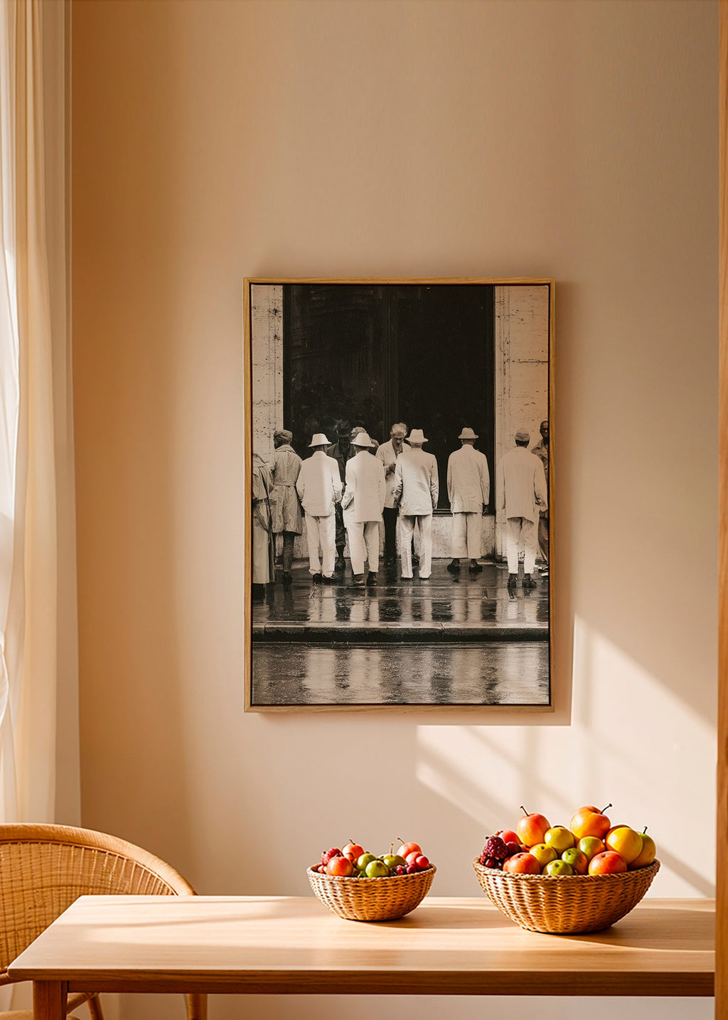 Sort-hvid fotografi af mænd bagfra i regnvejr