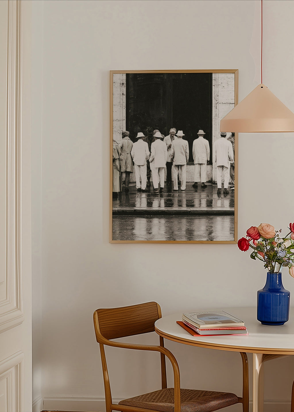 Sort-hvid fotografi af mænd bagfra i regnvejr