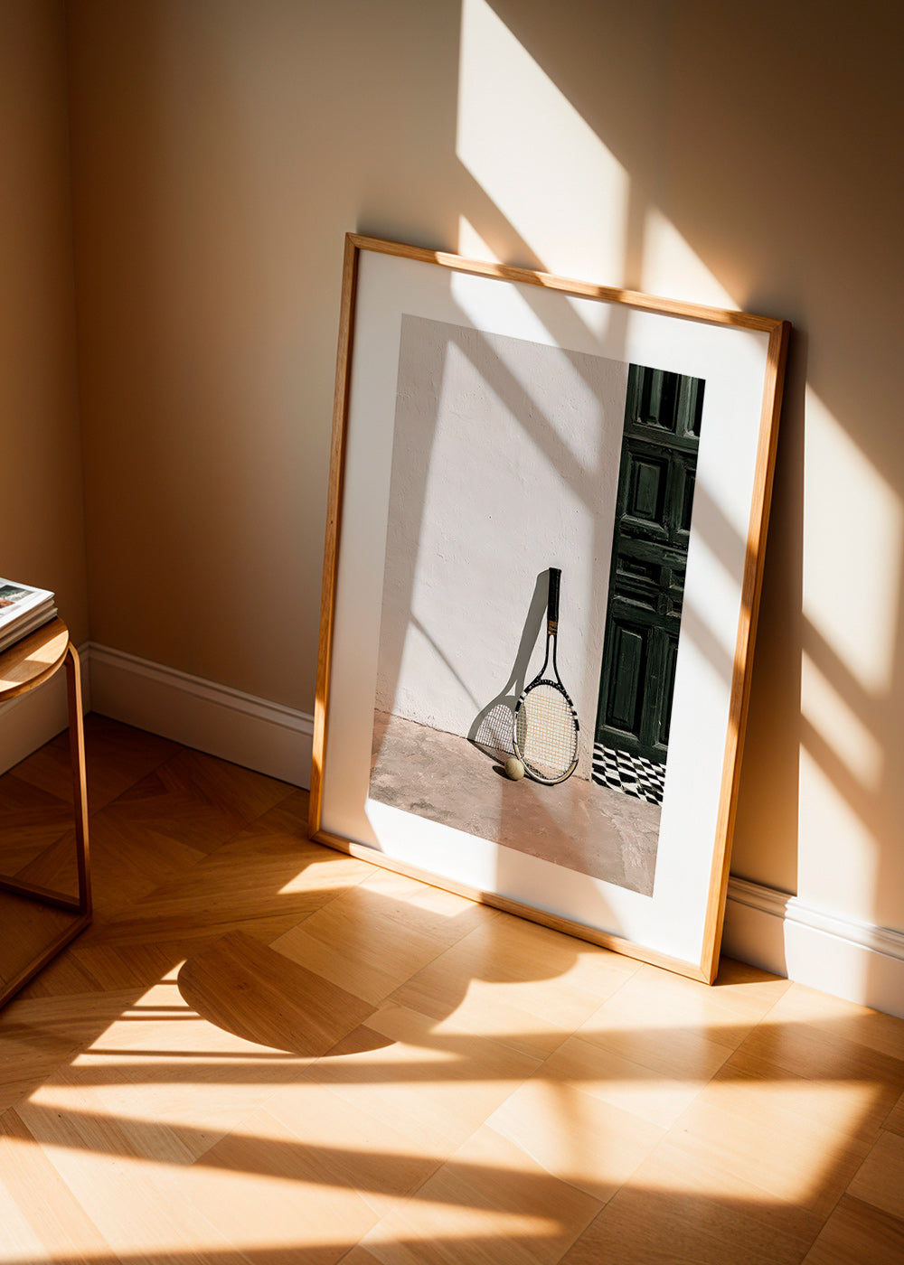 Sportkunst med tennisracket og bold