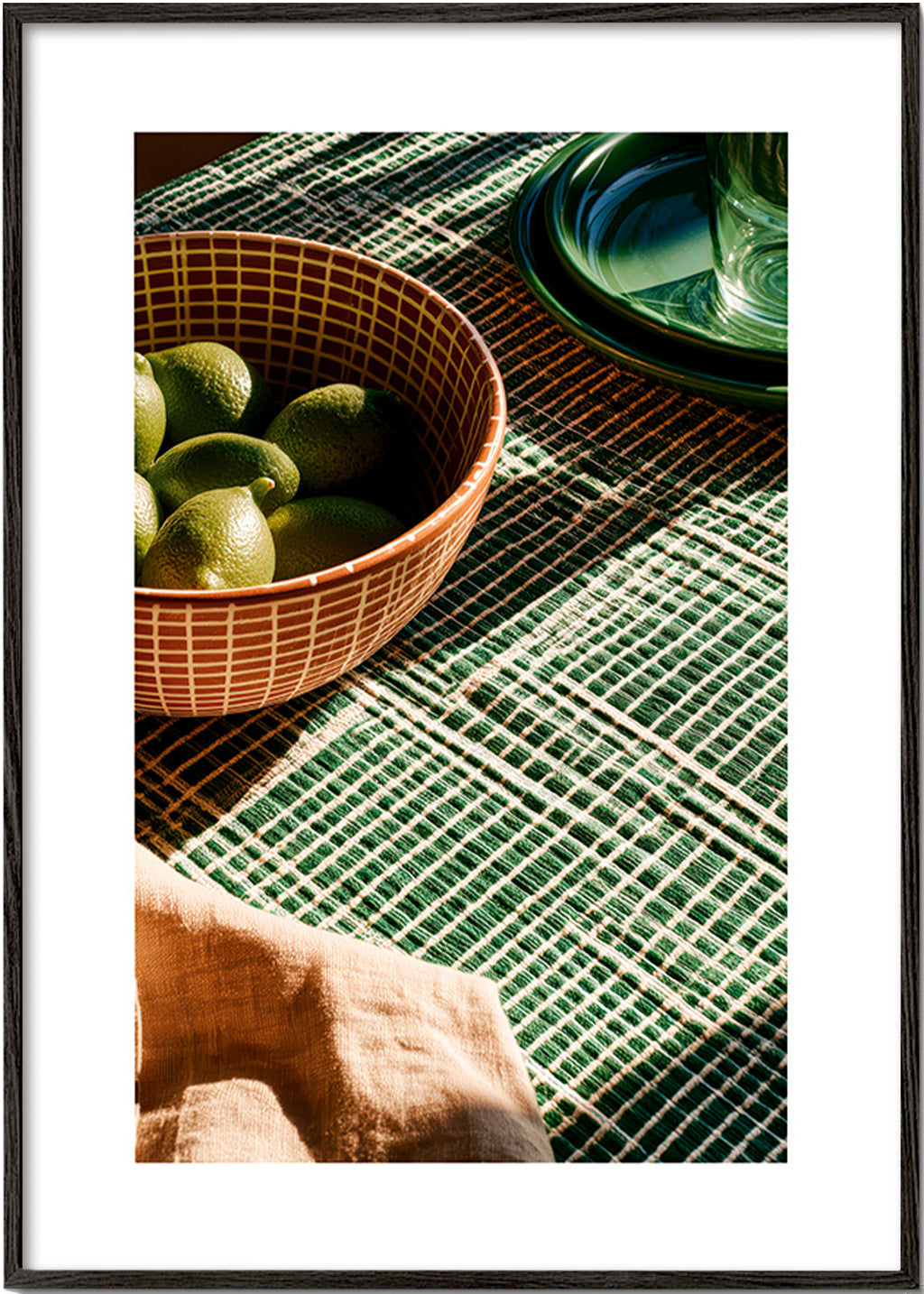 Køkkenkunst med lime i skål og grafisk stof