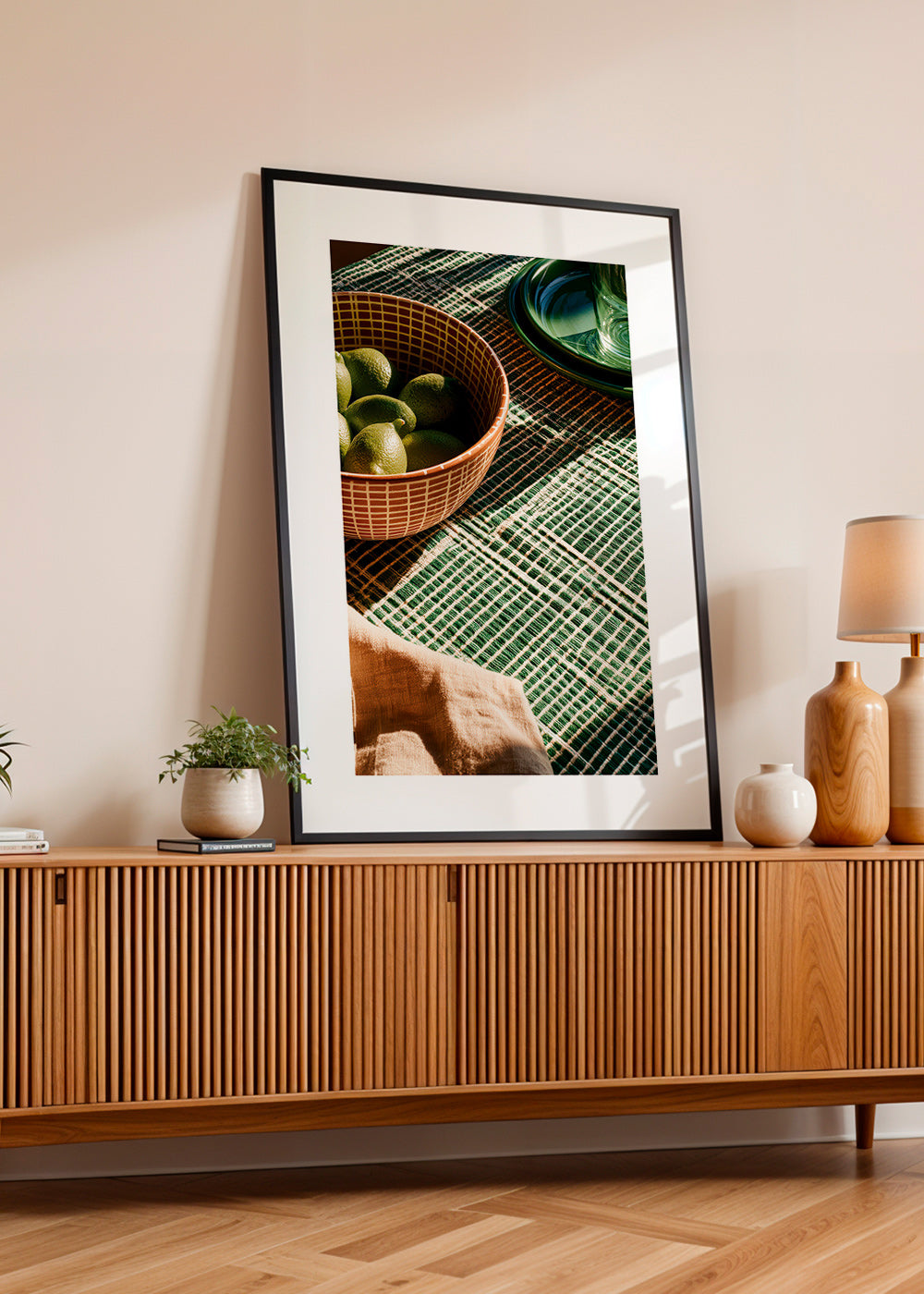 Køkkenkunst med lime i skål og grafisk stof
