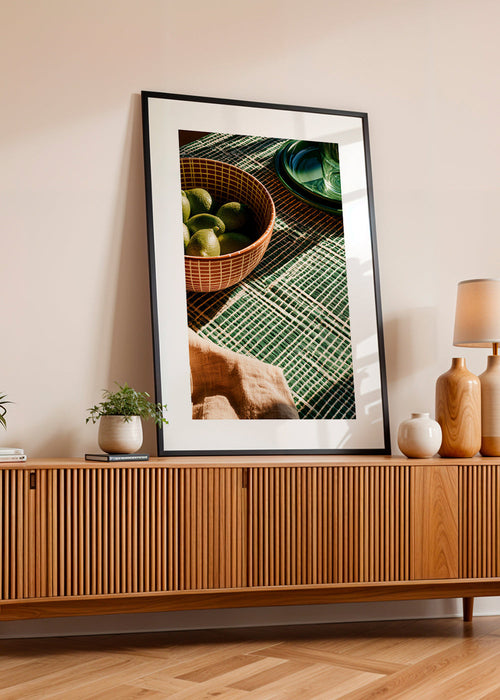 Køkkenkunst med lime i skål og grafisk stof