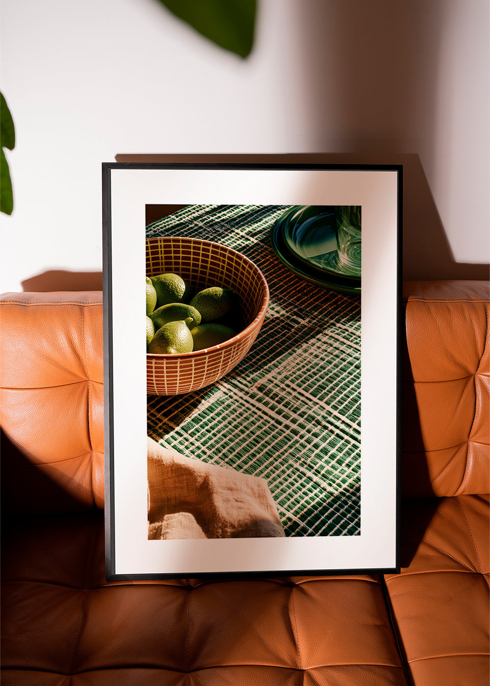 Køkkenkunst med lime i skål og grafisk stof