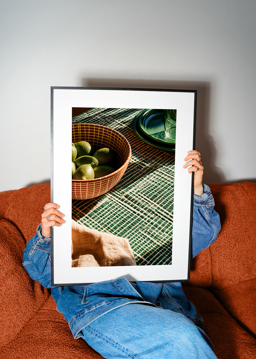 Køkkenkunst med lime i skål og grafisk stof