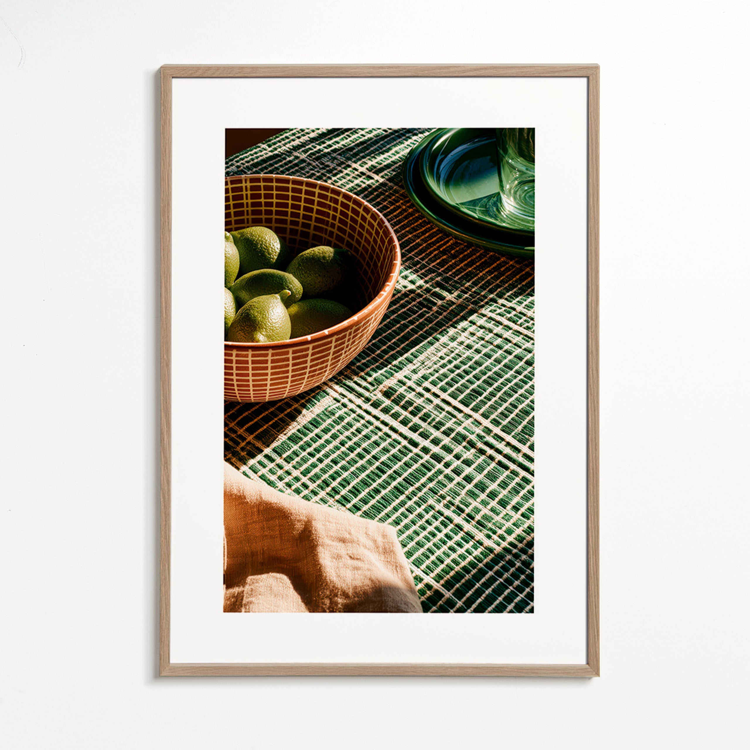 Køkkenkunst med lime i skål og grafisk stof