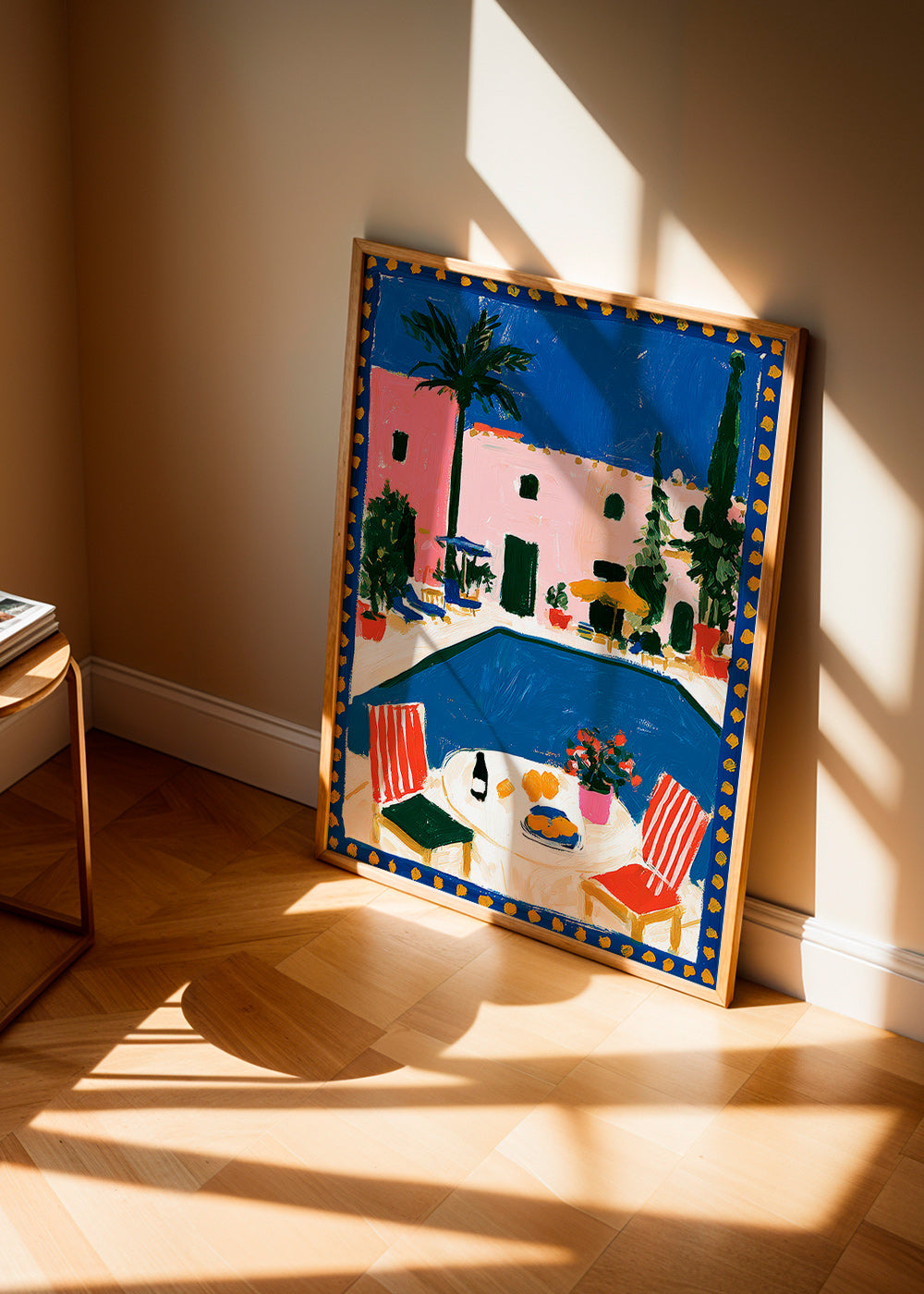 Rejseplakat: lyserød villa med pool