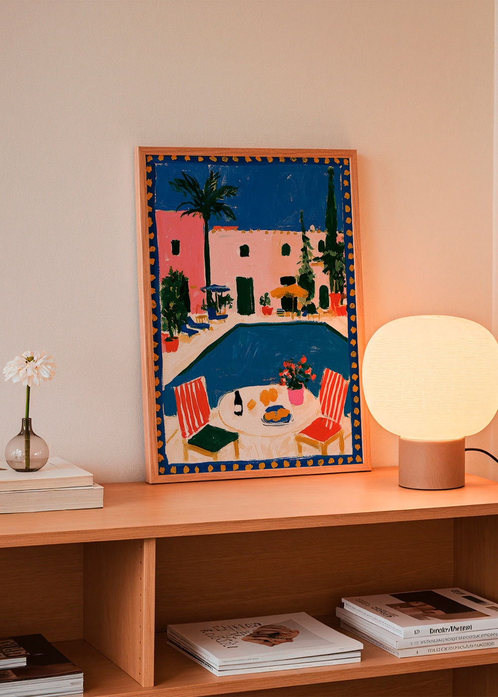 Rejseplakat: lyserød villa med pool
