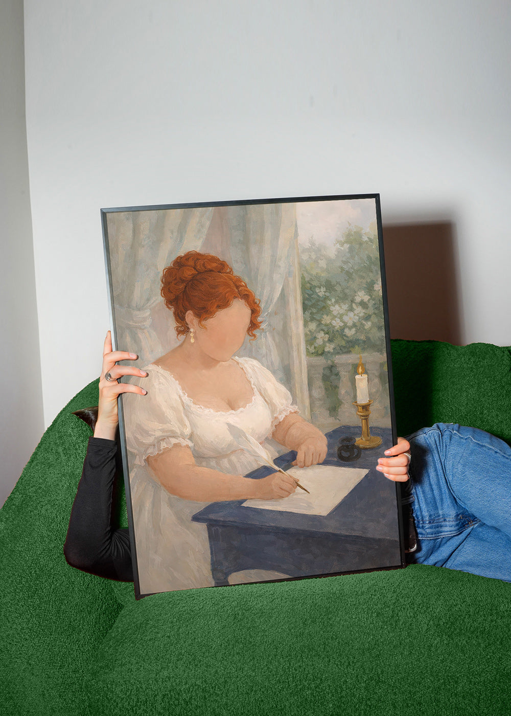 Illustration af dame, der skriver ved stearinlys